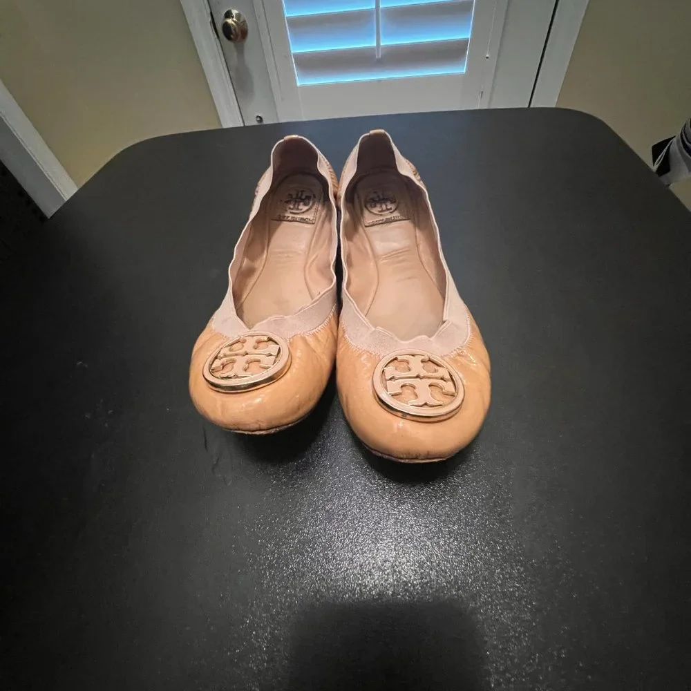Tory Burch size 8.5 carolina ballerina flat shoes patent round toe stretch tan